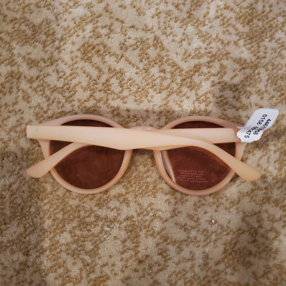 UO Coastal Round Sunglasses - Picture 4 of 6